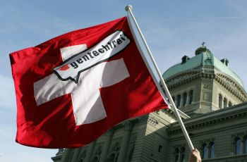 Gentechfrei Fahne vor dem Bundeshaus am Freitag, 11. Maerz in Bern. (Yoshiko Kusano)